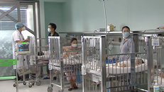 Trẻ mắc Adeno đang điều trị tại Bệnh viện Nhi Trung ương. (Ảnh: PV/Vietnam+)