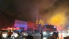 Lực lượng chức năng giải cứu nhiều người mắc kẹt trong vụ cháy. (Ảnh: TTXVN phát)