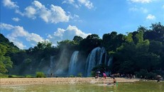 Phong cảnh nên thơ của Thác Bản Giốc khi vào Thu.