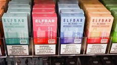 Thuốc lá điện tử được bày bán tại một cửa hàng ở El Segundo, California, Mỹ, ngày 23/6/2022. (Ảnh: AFP/TTXVN)