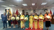 Đại sứ Việt Nam tại Venezuela Lê Viết Duyên (bìa trái) và Thứ trưởng Ngoại giao Venezuela Capaya Rodriguez (bìa phải) tại lễ khai mạc sự kiện. Ảnh: TTXVN phát