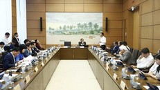 Phiên thảo luận tại tổ về kinh tế-xã hội sáng 22/10. (Ảnh: Xuân Quảng/Vietnam+)