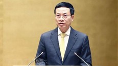 Bộ trưởng Thông tin và Truyền thông Nguyễn Mạnh Hùng trình bày Tờ trình về dự án Luật Giao dịch điện tử-sửa đổi. (Ảnh: Doãn Tấn/TTXVN)