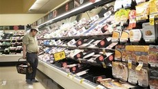 Người dân mua sắm tại một siêu thị ở Millbrae, bang California, Mỹ ngày 10/8/2022. (Ảnh: THX/TTXVN)