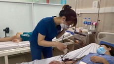 Bệnh nhân mắc cúm nặng nhập viện. Ảnh: TN