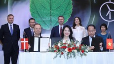 Đại diện Liên danh T&T Group - Orsted và Trung tâm Đổi mới sáng tạo Quốc gia ký và trao biên bản ghi nhớ thỏa thuận hợp tác.