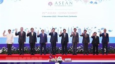 Trưởng đoàn các nước ASEAN và Thủ tướng Trung Quốc Lý Khắc Cường chụp ảnh chung. (Ảnh: Dương Giang/TTXVN)