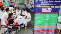 Thí sinh tham dự ngày hội tư vấn tuyển sinh đại học 2022. Ảnh: TTXVN