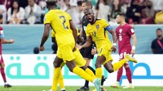 Enner Valencia (phải) lập cú đúp vào lưới Qatar. (Nguồn: AFP)
