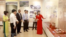 Các đại biểu nghe hướng dẫn viên thuyết minh về chuyên đề “Di chỉ Đồng Đậu-Hội tụ và tỏa sáng trong văn minh sông Hồng” tại Bảo tàng tỉnh Vĩnh Phúc. (Ảnh: Hoàng Hùng/TTXVN)