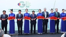 Thủ tướng Phạm Minh Chính và các đại biểu cắt băng khai mạc Triển lãm Kinh tế xanh GEFE 2022. (Ảnh: Dương Giang/TTXVN)