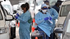 Nhân viên y tế lấy mẫu xét nghiệm COVID-19 cho người dân tại Sydney, Australia. Ảnh minh họa: AFP/TTXVN