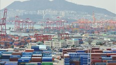 Cảng hàng hóa ở Busan, Hàn Quốc. Ảnh: AFP/TTXVN