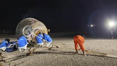 Tàu vũ trụ Thần Châu-14 mang theo các phi hành gia hạ cánh xuống một địa điểm ở Khu tự trị Nội Mông (Trung Quốc) ngày 4/12/2022. (Ảnh: THX/TTXVN)