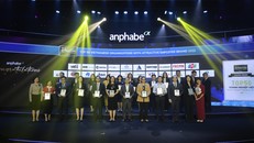 Bà Bùi Thị Hương – Giám đốc Điều hành HC-NS&ĐN Vinamilk (ngoài cùng bên trái) trao chứng nhận cho các doanh nghiệp tại lễ vinh danh 100 nơi làm việc tốt nhất Việt Nam năm 2022