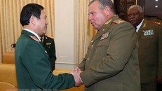 Tổng Tham mưu trưởng Quân đội nhân dân Việt Nam Nguyễn Tân Cương tiếp Chủ nhiệm chính trị Các lực lượng vũ trang cách mạng Cuba Vicstor Rojo Ramos. (Ảnh: Trọng Đức/TTXVN)