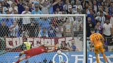 Steven Berghuis (số 11) của Hà Lan đá về bên phải, thủ thành Argentina Martinez lại đoán đúng hướng bóng và cản phá thành công quả sút penalty thứ hai. (Ảnh: AFP/TTXVN)