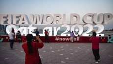 Du khách chụp ảnh trước biểu tượng World Cup tại Doha. Ảnh: AFP