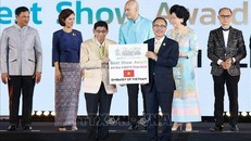 Đại sứ Phan Chí Thành đại diện đoàn Việt Nam nhận giải "Chương trình trình diễn thời trang xuất sắc nhất" từ Phó Thủ tướng Thái Lan Wissanu Kre-ngam. Ảnh: TTXVN phát