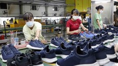 Doanh nghiệp sớm công bố mức thưởng Tết để người lao động không lo lắng. Ảnh: TTXVN