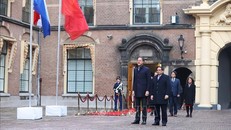 Thủ tướng Phạm Minh Chính và Thủ tướng Hà Lan Mark Rutte nghe quân nhạc cử quốc thiều hai nước. Ảnh: Dương Giang/TTXVN