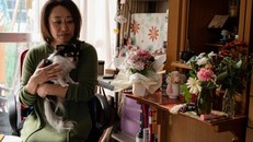 Bà Sachiko Kudo, vợ của cựu giáo viên tiếng Nhật Yoshio Kudo, người đã chết vì làm việc quá sức, tại nhà riêng ở Machida. Ảnh: AFP