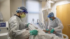 Nhân viên y tế điều trị cho bệnh nhân mắc COVID-19 tại bệnh viện ở bang Massachusetts, Mỹ ngày 11/1/2022. Ảnh: AFP/TTXVN