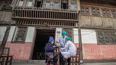 Nhân viên y tế tiêm vaccine COVID-19 cho người dân tại tỉnh Quý Châu, Trung Quốc, ngày 12/12/2022. Ảnh: AFP/TTXVN