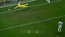 Messi (phải) sút thành công trong quả đá luân lưu đầu tiên của tuyển Argentina. Tỷ số được cân bằng 1-1. Ảnh: AFP/TTXVN
