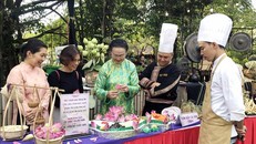 Nghệ nhân ẩm thực quảng diễn phương thức chế biến các món ẩm thực tiêu biểu Việt Nam bên lề sự kiện.