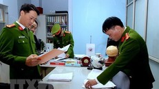 Công an Thành phố Hồ Chí Minh chủ trì phối hợp với Công an Hà Nội, các đơn vị nghiệp vụ Bộ Công an đã khám xét Phòng kiểm định xe cơ giới-Cục Đăng kiểm Việt Nam. (Ảnh: TTXVN phát)