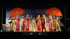 Văn nghệ chào mừng thành công Năm Đoàn kết Hữu nghị Việt Nam - Lào 2022. Ảnh: Đỗ Bá Thành/TTXVN