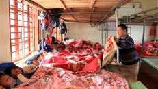 Phòng ở bán trú tại Trường Tiểu học và Trung học cơ sở Tà Xùa, tỉnh Sơn La được bổ sung thêm chăn ấm vào mùa Đông. (Ảnh: Hữu Quyết/TTXVN)