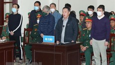 Các bị cáo tại phiên tòa ngày 27/12. (Ảnh: Trọng Đức/TTXVN)