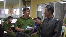 Công an thi hành lệnh bắt giữ Giám đốc Trung tâm Đăng kiểm 50-17D Hồ Hữu Tài. (Nguồn: Báo Thanh niên)