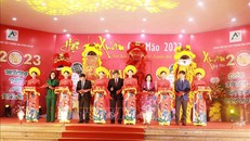 Cắt băng khai mạc Hội chợ Xuân Quý Mão năm 2023. Ảnh: Vũ Sinh/TTXVN