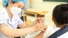Nhân viên y tế quận Hà Đông (Hà Nội) tiêm vaccine phòng COVID-19 cho học sinh lớp 6 tại điểm tiêm chủng trường THCS Lê Quý Đôn. Ảnh: Minh Quyết/TTXVN