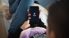 Giới chức châu Âu lo ngại ảnh hưởng tiêu cực từ TikTok tới trẻ em. Ảnh minh họa