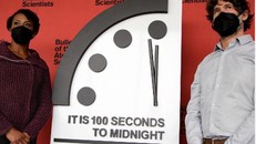 Đồng hồ Ngày tận thế hiện dừng cách mốc nửa đêm 100 giây. Ảnh: AFP