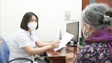 Người có bệnh mãn tính cần theo dõi sức khỏe thường xuyên. Ảnh: TTXVN