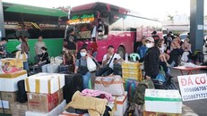 Quang cảnh một góc bến xe phía Nam thủ đô Vientiane chiều cuối năm. (Ảnh: Đỗ Bá Thành/TTXVN)