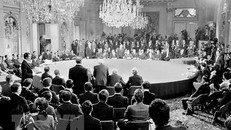 Bộ trưởng Ngoại giao Chính phủ Cách mạng lâm thời Cộng hoà miền Nam Việt Nam Nguyễn Thị Bình ký văn kiện Hiệp định Paris về chấm dứt chiến tranh, lập lại hòa bình ở Việt Nam, ngày 27/1/1973, tại Trung tâm Hội nghị Quốc tế ở thủ đô Paris (Pháp). (Ảnh: Văn Lượng/TTXVN)