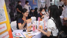 Nhiều thí sinh quan tâm đến ngành học mới trong đợt tư vấn tuyển sinh đại học 2022. Ảnh: TTXVN.