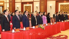 Các đồng chí lãnh đạo và nguyên lãnh đạo Đảng, Nhà nước thực hiện nghi lễ chào cờ.