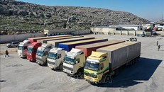 Đoàn xe cứu trợ đầu tiên của LHQ có mặt tại khu vực Tây Bắc Syria do phe đối lập kiểm soát sau thảm họa động đất, ngày 9/2/2023. Ảnh: AFP/TTXVN