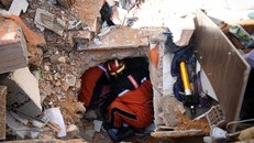 Lực lượng cứu hộ tìm kiếm nạn nhân tại hiện trường đổ nát sau trận động đất ở Antakya, tỉnh Hatay, Thổ Nhĩ Kỳ, ngày 9/2/2023. (Ảnh: THX/TTXVN)