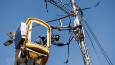 Công nhân kiểm tra đường dây điện tại Johannesburg, Nam Phi. (Ảnh: AFP/TTXVN)