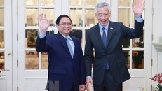 Thủ tướng Phạm Minh Chính và Thủ tướng Singapore Lý Hiển Long chụp ảnh chung. (Ảnh: Dương Giang/TTXVN)