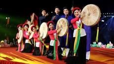 Các liền anh, liền chị biểu diễn tiết mục Dân ca Quan họ.