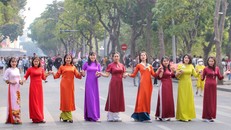 Phụ nữ Thủ đô duyên dáng trong tà áo dài. (Ảnh: Tuấn Đức/TTXVN)